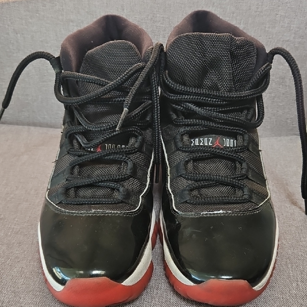 Air Jordan 11 retro Black and Red High-Top Sneakers. Men Size 9.5 - Picture 10 of 17